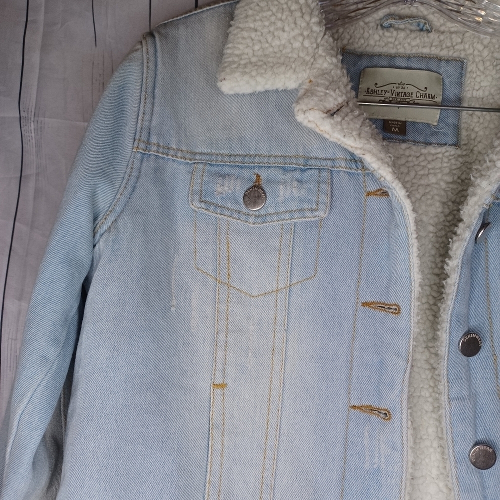 Ashley Vintage Charm Lightwash Distressed Denim Trucker Jacket Sherpa Lined - Picture 4 of 13